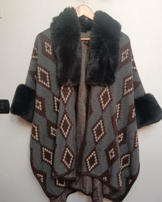 Mantella etnica con pelliccia