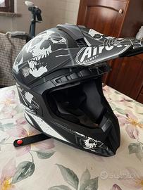 Casco airoh per motocross con texture teschio