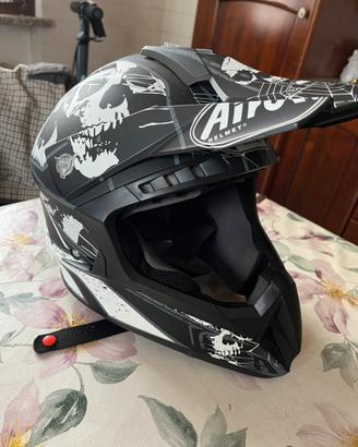 Casco airoh per motocross con texture teschio