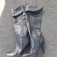 stivali neri alti. con tacco taglia 38