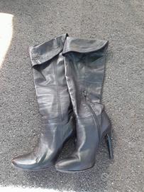 stivali neri alti. con tacco taglia 38