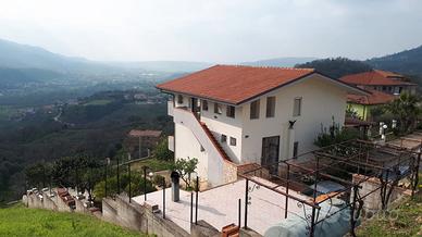 Villa su tre livelli a fonte