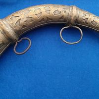 Antico corno per polvere da sparo