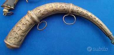 Antico corno per polvere da sparo