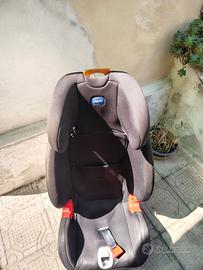 Seggiolina Chicco bambino per macchina.