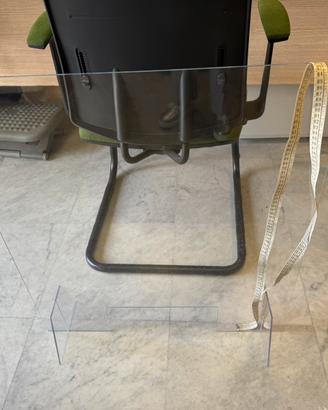 Pannello da scrivania in plexiglas con foro