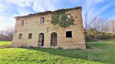 CASOLARE DA RISTRUTTURARE IMMERSO nel VERDE