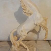 Cavallo in polvere di alabastro pesa circa 5 kg