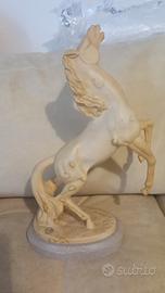 Cavallo in polvere di alabastro pesa circa 5 kg