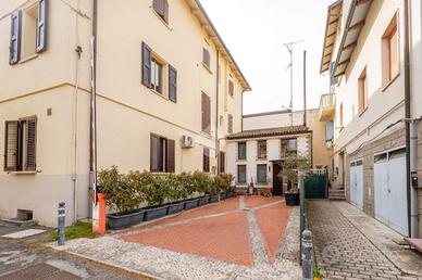 VILLA A SCHIERA CENTRALE A BOLOGNA