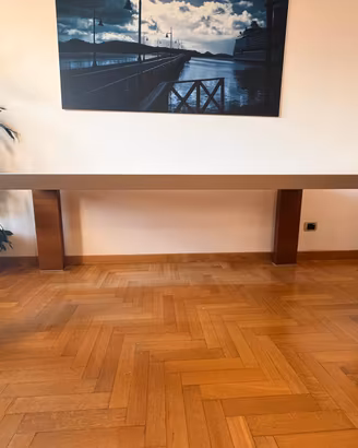 Scrivania in legno e mobile