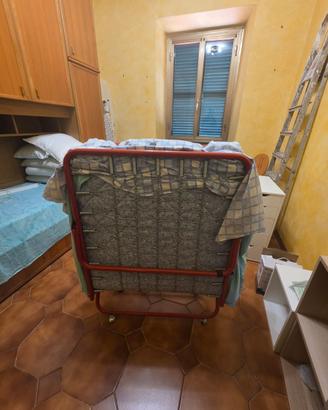 Letto singolo richiudibile con ruote
