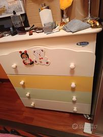 cassettiera bimbo/a usata poco tenuta bene.