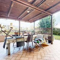 VILLETTA CON 3 CAMERE, GARAGE E GIARDINO PRIVATO