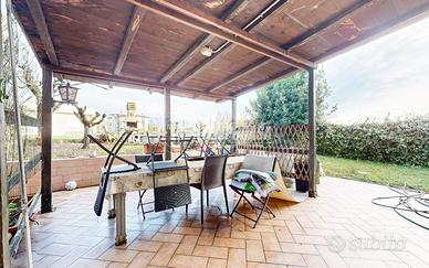 VILLETTA CON 3 CAMERE, GARAGE E GIARDINO PRIVATO