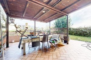VILLETTA CON 3 CAMERE, GARAGE E GIARDINO PRIVATO