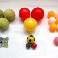 Lotto 25 palline varie e biglie