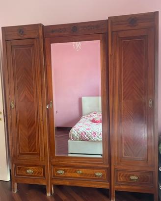 Armadio antico in legno stile liberty