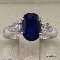 ANELLO ORO 18kt. CON DIAMANTI E ZAFFIRO BLU OVALE
