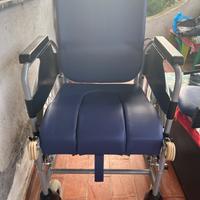 Sedia a rotelle comoda con wc