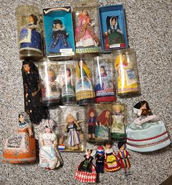 bambole in abiti tradizionali 