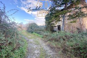 Rustico / Casale di 1150 m² con più di 5 locali a 