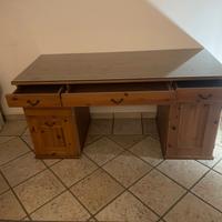 scrivania con ripiano in vetro
