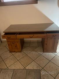 scrivania con ripiano in vetro