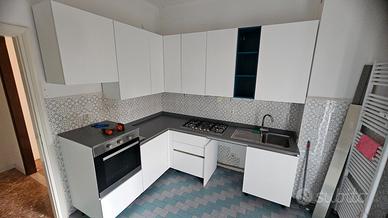 Cucina componibile ad angolo bianca