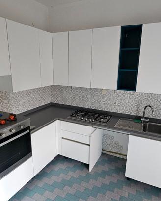 Cucina componibile ad angolo bianca