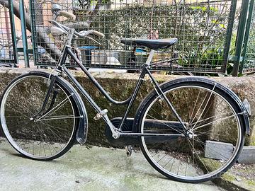Bici da donna nera con freni a bacchetta