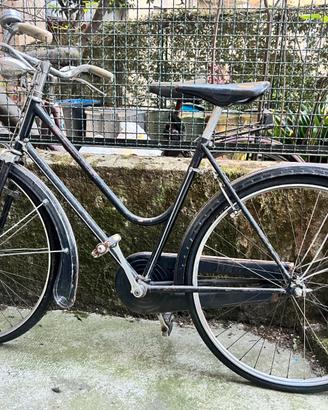 Bici da donna nera con freni a bacchetta