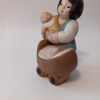 bambina Thun con carrozzina e bambola