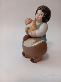 bambina Thun con carrozzina e bambola