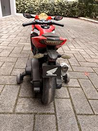 moto a batteria ricaricabile modello Honda cbr