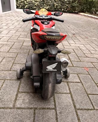 moto a batteria ricaricabile modello Honda cbr