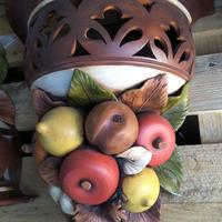 Lampadario e plafoniere in terracotta con frutta