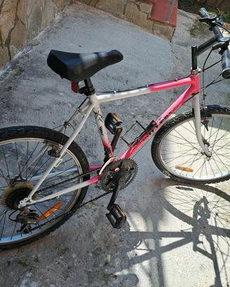bicicletta   perfetto stato  misura 24 con cambio 