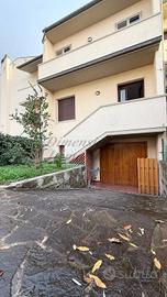 Casa indipendente di 110 m² con 5 locali e box aut