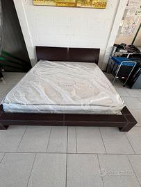 Letto in Cuoio scuro più Materasso