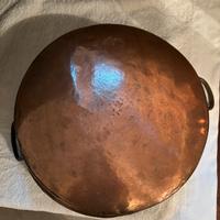 Pentola e mestolo in rame vecchi