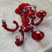 Lampadario candelabro in vetro rosso senza 2 coppe