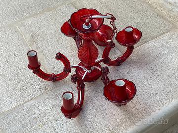 Lampadario candelabro in vetro rosso senza 2 coppe