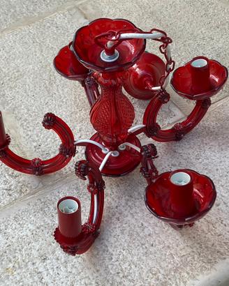 Lampadario candelabro in vetro rosso senza 2 coppe