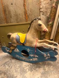 Antico cavallo a dondolo
