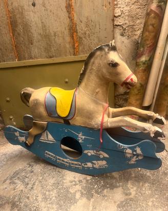Antico cavallo a dondolo