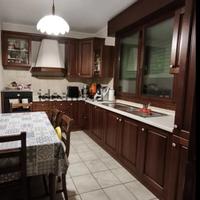 Cucina classica completa di elettrodomestici