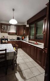 Cucina classica completa di elettrodomestici