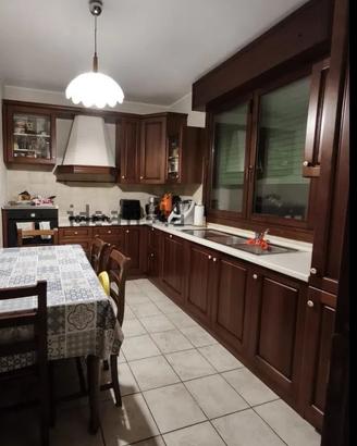 Cucina classica completa di elettrodomestici