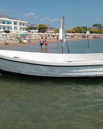 Barchetta in vetroresina mt. 3,80 con Motore